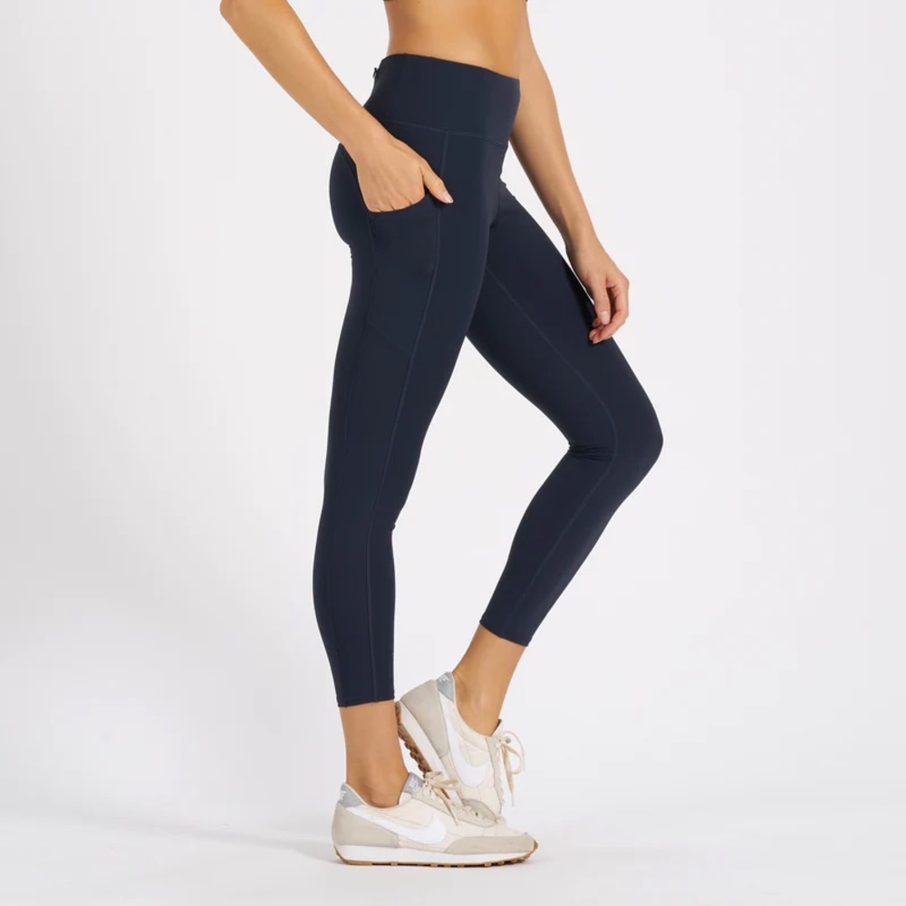 Vuori Stride Legging in Navy With Pockets